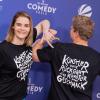 Hazel Brugger und ihr Mann Thomas Spitzer mit T-Shirt mit der Aufschrift "Konsequenzen für Comedian XY" kommen über den Roten Teppich zur Verleihung des "Deutschen Comedypreises". 