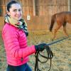 Reitsport oder Notbewegung? An der Longe dirigiert Sophie Linder ihre Stute Deesse de Rueire über den Sandboden in der Jettinger Reithalle. Hindernisse darf die Reisensburgerin selbst zu Übungszwecken nicht aufbauen; das Sportverbot gilt auch für das Pferd als Sportler. 	

