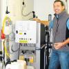 Stolz ist Peter Beducker auf die ausgeklügelte Technik bei der Wasseraufbereitung seiner Waschanlage in der Tankstelle in Stettenhofen. 