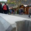 Barrieren aus Beton stehen in diesem Jahr in Berlin am Eingang zum Weihnachtsmarkt an der Gedächtniskirche auf dem Breitscheidplatz.