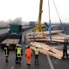  Bei einem LKW-Unfall auf der B2 bei Stettenhofen landeten Teile eines Holz-Fertighauses auf der Fahrbahn. Bild: Merk 