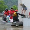 Zwei junge Frauen werden  in Passau (Bayern) aus ihrer Wohnung gerettet. Die Hochwasserlage in Passau spitzt sich weiter zu. 