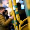 Fahrgäste fahren im Bus der Berliner Verkehrsbetriebe. (Archivbild)