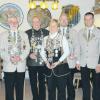 Siegerehrung bei der Donauwörther Schützengilde. Unser Foto zeigt (von links) Ehrenkommissar Dr. Alfred Böswald, Sportpistolenkönig Otto Meier, Schützenkönig Alexander Ziegler, Schützenkönigin Gisela Meier, Vorderladerkönig Georg Hauke, Schützenmeister Markus Müller und Oberbürgermeister Armin Neudert. 