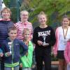 Sieger und Platzierte bei der Jugendmeisterschaft des Tennisclubs Riesbürg. Links Jugendwart Melanie Slavik.  	