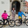 Die SG-Handicap-Radler Gudrun Eder und Werner Wiedemann mit Nördlingens Oberbürgermeister David Wittner.  	