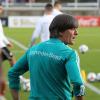 Bundestrainer Joachim Löw tritt mit seiner Mannschaft gegen Frankreich an. Das Spiel gibt es live im TV und im Stream zu sehen.