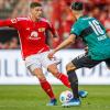 Berlins Robin Gosens (l) kämpft gegen Atakan Karazor von VfB Stuttgart um den Ball.