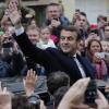 Siegessicher? Der sozialliberale Kandidat Emmanuel Macron winkt nach der Stimmabgabe in die Menge.