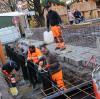 Mitarbeiter des städtischen Bauhofs in Friedberg haben die Fundamente gesetzt, in denen massive Metallpoller verankert werden können.