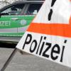 Eine 62-jährige Frau ist am Montag in Augsburg bei einem Unfall auf der B17 gestorben.