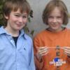 Ganz stolz sind die beiden achtjährigen Jungs, Lukas Schuster (links) und Lorenz Armbrecht, auf ihren eigens gezüchteten Kristall.