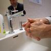 Gebot der Stunde: Hände waschen. Ein Handwerker in Aystetten sah das offenbar anders.