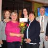 Bürgermeister Rudolf Schneider (Zweiter von rechts) würdigte das Engagement der Nachbarschaftshelfer
(von links) Dr. Astrid Stein, Linda Wasiliu, Viktoria Hadersdorfer sowie Doris und Dieter Münchow.
