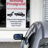 Tatort Pfersee: Vor einem leeren Drogeriemarkt wurden Falschparker abkassiert.