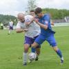 Nur zehn Sekunden Spieldauer reichten der SG Münster/Holzheim, um in Führung zu gehen. Simon Mayr (in Blau) bereitete den Treffer vor. Foto: Färber