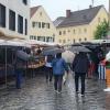 Viele Regenschirme: Ein Bild, das exemplarisch zeigt, dass der Verlauf des Krumbacher Bartholomä-Marktes stark durch das schlechte Wetter geprägt war.