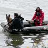 Einsatzkräfte sind mit einem Boot der Polizei im Uferbereich der Donau unterwegs. Sie suchen nach Hinweisen, die helfen könnten, die Identität des toten Jungen aus dem Fluss zu klären.