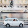 Marco Maurer in seinem Fiat Cinquecento Giardiniera (zu dt. Gärtnerin) auf der Italienreise.  	