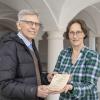Museumsleiterin Sabine Presuhn nimmt den Rotkreuz-Brief von Ronald Fuchs entgegen, der im neuen Einstein-Museum am Weinhof gezeigt werden soll.