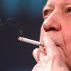 Helmut Schmidt «braucht Zigaretten». Foto: Bodo Marks dpa