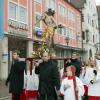 Von der Stadtpfarrkirche zur Sebastianskapelle wurde gestern mit einer feierlichen Prozession die Statue des Stadtpatrons getragen.