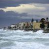 Wellen schlagen gegen die Küste des Dorfes Derveni in Griechenland (Archivfoto). Der Meeresspiegel steigt höher als bisher angenommen.