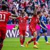 FC-Bayern-Star Thomas Müller (r) traf gegen Schalke.