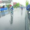 Bei strömenden Regen fuhr das Peloton der Bayernrundfahrt auf seiner letzten Etappe durch Karlshuld, wo vor der Raiffeisenbank Donaumooser Land eine Sprintwertung stattfand. Foto: Uwe Kühne