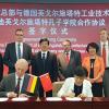 Vertrags-Unterzeichnung in Peking (von links vorne sitzend): Walter Schober (Präsident THI), Xu Lin (Generaldirektorin von Hanban); hinten stehend: Cao Difeng, Yang Jimcheg (beide Hanban), Michael Gross (Audi), Peng Xinji (Vizepräsident SCUT), Gerd Treffer (Stadt Ingolstadt), Zhu Min (Leiterin Auslandsamt SCUT), Peter Augsdörfer (THI), Hannes Schleeh (Chinazentrum Bayern). 