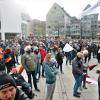 Demonstration von Corona-Gegnern auf dem Ulmer Münsterplatz. Dazu beim Stadthaus eine Gegendemo, organisiert von der Grünen Jugend. Der Münsterplatz war sehr voll. An die 1000 Teilnehmer dürften es gewesen sein.