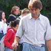 Ein Lehrer als Grillmeister am Scheuringer Badeplatz: Die Schülerinnen und Schüler genossen die Auszeiten dort mit ihrem Lehrer.