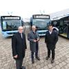 Die Stadtwerke investieren 2,3 Millionen Euro in die Fuhrpark-Erneuerung. Auf dem Foto drei der insgesamt sechs neuen Gelenkbusse sowie SWU-Geschäftsführer André Dillmann (SWU Verkehr), Oberbürgermeister Gunter Czisch sowie der SWU-Chef Klaus Eder.  	