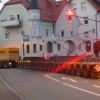 Normal große Lkw tun sich oft schwer, um die Kurve Herlinstraße/Oskar-Mayer-Straße zu kommen. Für diesen Zwanzigachser war es ein Nadelöhr, das mit Bravour gemeistert wurde. 