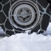 Schneeketten sorgen für mehr Grip auf verschneiten Straßen. Die Montage sollten Autofahrerinnen und Autofahrer vor dem Urlaub besser bereits einmal geübt haben.