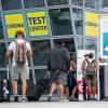 Ankommende Fluggäste gehen zu einem Corona-Testcenter am Flughafen München.