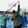 In Bobingen passiert im Bereich Energieeinsparung zu wenig: Dieser Ansicht sind Mitglieder des Bobinger Energieteams und der Ortsgruppe der Grünen, die deswegen demonstrierten.