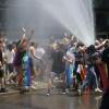 Die Feuerwehr bespritzte Teilnehmerinnen und Teilnehmer des Christopher Street Day in Augsburg mit kühlem Wasser.