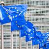 Europaflaggen flattern vor der Europäischen Kommission im Wind.  