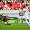 Stuttgarts Serhou Guirassy schießt den VfB mit seinen drei Treffern gegen Wolfsburg an die Tabellenspitze.