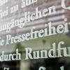 Ein Ausschnitt aus dem Artikels 5 des Grundgesetzes auf einer Glasscheibe des Berliner Jakob-Kaiser-Hauses, das Büros des Bundestages beherbergt.