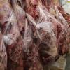 Metzgereiangestellte bei der Fleischverarbeitung im brasilianischen Rio de Janeiro. In Brasilien sollen mindestens 21 Firmen verdorbenes Fleisch umetikettiert, gestreckt und mit Chemikalien bearbeitet haben.