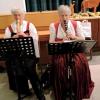 Vroni und Anni untermalten mit Knopfharmonika, Flöte und Klarinette stimmungsvoll die Weihnachtsfeier der Uttinger Gartler. 	