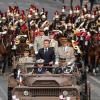 Frankreichs Präsident Emmanuel Macron in einem Kommandowagen mit General Thierry Burkhard, Chef des Generalstabes, bei der Parade auf der Avenue des Champs-Élysées. Frankreich erinnert an den Sturm auf die Bastille im Jahr 1789, der als symbolischer Beginn der Französischen Revolution angesehen wird.