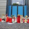 Blumen und Kerzen in der Nähe des Tatorts in Lohr, an dem am Freitag vergangener Woche ein Jugendlicher getötet worden war. Beim TSV Sackenbach, einem Lohrer Stadtteilverein, wollen sie nun die Familie des Opfers unterstützen.