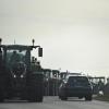 Bauern in ihren Traktoren sammeln sich in der Nähe des Autobahnkreuzes Bayreuth/Kulmbach, um gegen die Agrarpolitik der Bundesregierung zu protestieren.