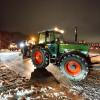 Zu Beginn der Protestwoche startet ein Traktoren -und LKW-Konvoi nach München. Etliche Landwirte und Spediteure blockieren mit ihren Fahrzeugen die beiden Kreisverkehre an der A96.