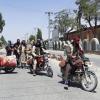 Kämpfer der militant-islamistischen Taliban patrouillieren in der Stadt Gasni im Osten Afghanistans.