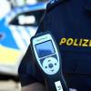 Die Polizei hat in der Nacht zum Samstag einen betrunkenen Autofahrer auf der B492 bei Medlingen gestoppt. 