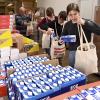 Die freiwilligen Helfer der Wärmestube packen über 700 Lebensmitteltaschen für Bedürftige.                                                                                                                                                                                                                                                               